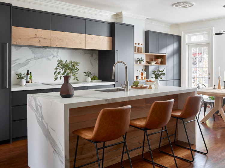 black kitchen, kitchen barstools, marble island, marble countertops, marble backsplash